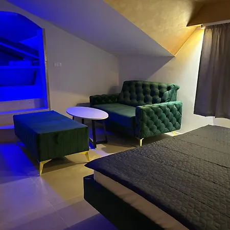 Camellia Apartment *